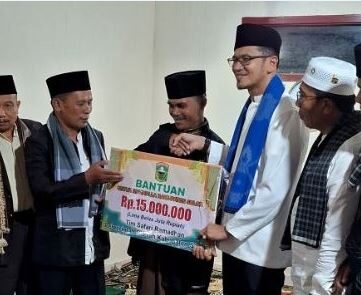 Kunjungi Surau Tabiang, Limau Puruik, Ketua DPRD Ingatkan Ortu Kontrol Pergaulan Anak 1 SERAHKAN—Ketua DPRD Kabupaten Solok, Ivoni Munir serahkan bantuan pada penguus Surau Tabiang Limau Puruik, saat safari Ramadhan.