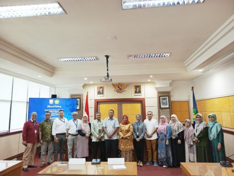 Pemko Pariaman Jajaki Kerja Sama dengan Universitas Bung Hatta 1 FOTO BERSAMA—Usai pertemuan dengan pihak UBH, Wali Kota Pariaman Yota Balad dengan Wakil Wali Kota Pariaman Mulyadi berfoto bersama.