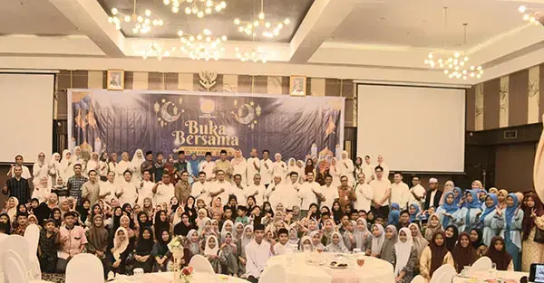 Ramadhan 1446 H Membawa Berkah, DPD REI Sumbar Berbagi dengan Ratusan Anak Yatim 1 BERBAGI DENGAN ANAK YATIM — Ketua DPD REI Sumatera Barat, Viona bersama pengurus, Wakil Walikota Padang Maigus Nasir, Kadis Sosila Sumbar dan anak Yatim pernuh bahagia.