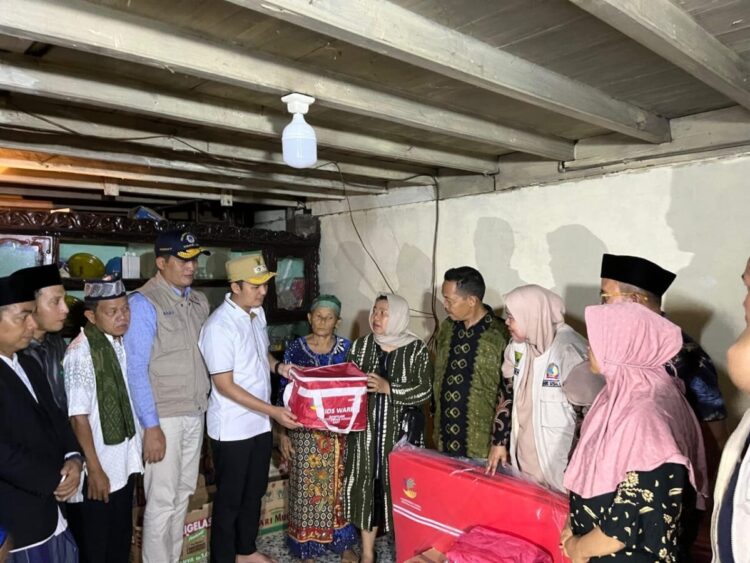 Wabup Rahmat Hidayat Serahkan Bantuan Korban Kebakaran 1 BANTUAN KORBAN KEBAKARAN— Wakil Bupati Rahmat Hidayat didampingi Sekda Rudy Repeneldi Rilis serahkan bantuan untuk korban kebakaran.
