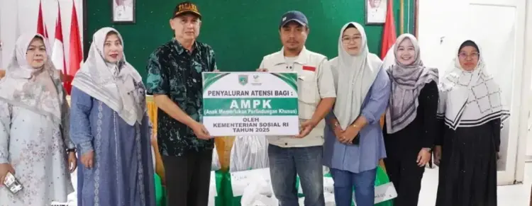 Pertama di Sumbar, Pemko Padang Panjang Salurkan Bantuan AMPK dari Kemensos 1 SERAHKAN—Secara simbolis, bantuan diserahkan Pekerja Sosial Direktorat Rehabilitasi Sosial Anak Kemensos, Rosendra Ikhwan kepada Kepala Bidang Pelayanan Penanganan Rehabilitasi DSPPKBPPPA, Syafriman Thaib.