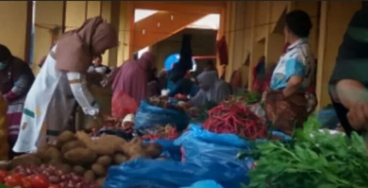 Ramadhan dan Jelang Idul Fitri, Dinas Koperindag Sawahlunto Antisipasi Persediaan Bahan Pokok 1 LAYANI—Pedagang sayur di Balai Rabu, Hari Pasarnya kota Sawahlunto layani pembali.