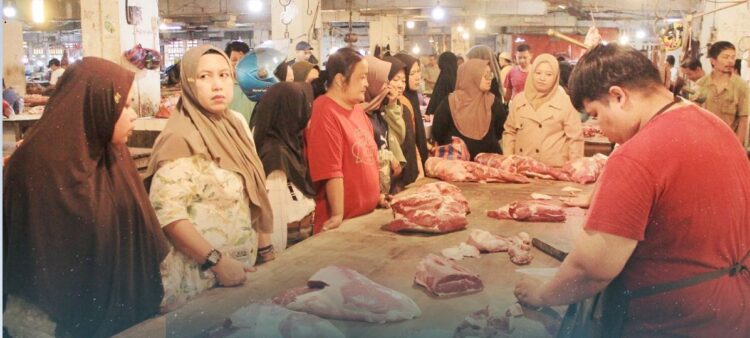 Daging dan Bumbu Rendang Laris Manis di Pasar Pusat 1 DISERBU PEMBELI— Para ibu rumah tangga harus antrean saat membeli daging di pasar pusat Kota Padang Panjang, jelang masuknya bulan suci Ramadhan, Jumat (28/2).