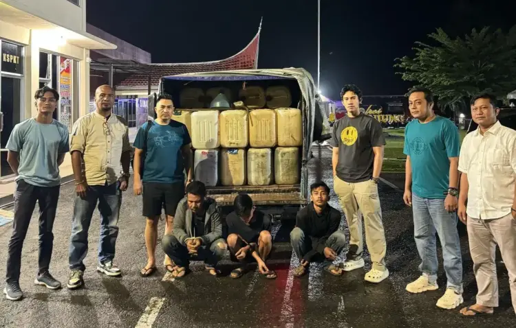 Selewengkan Ribuan Liter Pertalite Pakai Mobil Pikap, Mafia BBM asal Riau Diciduk 1 SELEWENGKAN BBM— Tiga pelaku yang selewengkan ribuan liter BBM jenis Pertalite ditangkap jajaran Satreskrim Polres Sijunjung.