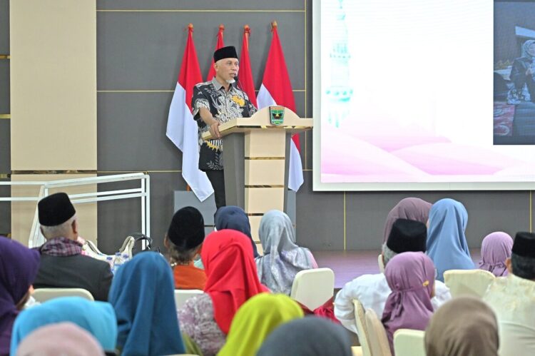 SAMBUTAN—Gubernur Sumatera Barat, Mahyeldi Ansharullah berikan sambutan saat  pembukaan workshop menghafal Al-Qur’an dengan metode khas Gaza, yang menghadirkan ulama asal Palestina, Syekh DR. Ali Muhammad Al-Jayusi.