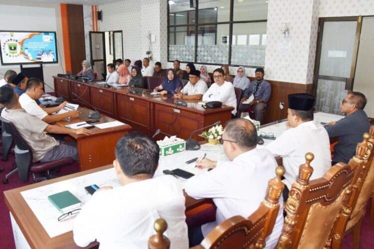 OPTIMALISSI TRANSAKSI ELEKRONIK— Pj Sekretaris Daerah  Kota Pariaman, Mursalim mengikuti rapat dengan Bank Nagari, membahas optimalisasi elektronifikasi transaksi Pemerintah Daerah (ETPD) dalam rangka percepatan perluasan digitalisasi dan peningkatan PAD.