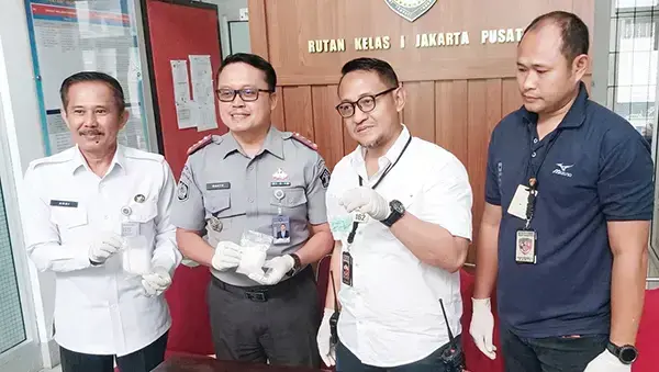 Kunjungi Rutan Salemba Jakarta Pusat, Pria Misterius Tinggalkan Paper Bag Berisi Sabu Seberat 204 gram dan Ekstasi 1 BERI KETERANGAN— Kepala Rutan Kelas I Jakarta Pusat Wahyu Trah Utomo dan Kanit Reskrim Polsek Cempaka Putih AKP Yossy Januar (dua dari kiri) saat memberikan keterangan pers.