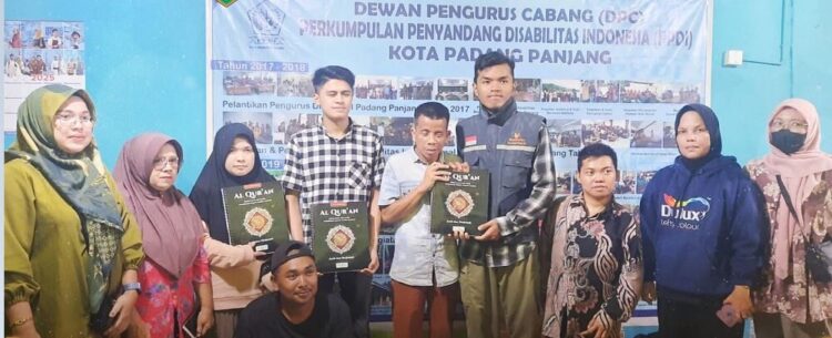 SALURKAN AL QURAN— Melalui PPDI, Relawan Nusantara Salurkan Al-Qur'an Braille kepada Disabilitas.