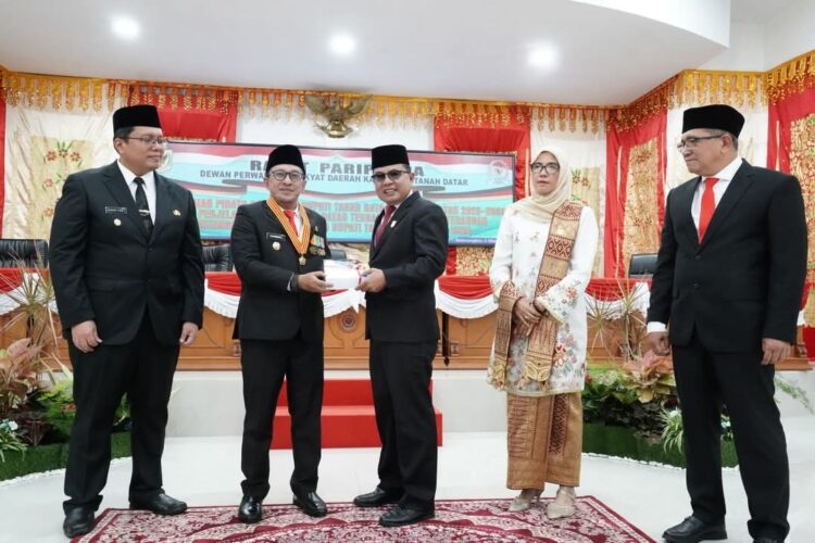 TERIMA LKPJ— Ketua DPRD Tanahdatar Anton Yondra menerima LKPj dari Bupati Eka Putra, di ruang sidang utama DPRD di Pagaruyung.