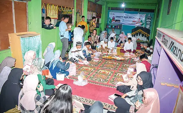 PT Semen Padang Berbagi Berkah Ramadhan di Anak Panti Asuhan Az-Zahra Jannah 1 BERSAMA ANAK PANTI ASUHAN— PT Semen Padang menunjukkan kepeduliannya dengan menggelar “Akhlak Charity Buka Bersama” di Panti Asuhan Az-Zahra Jannah, jalan Imam Bonjol, kawasan Pertokoan Atom Center.