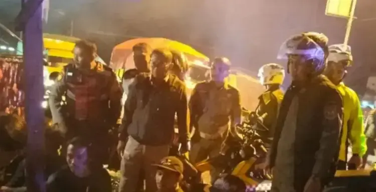 Wako Ramadhani Kirana Pimpin Operasi Gabungan, Tim Bubarkan Puluhan Pengunjung Sedang Meneguk Tuak di Terminal 1 PANTAU—Tim gabungan dibawah pimpinan Wali Kota Solok Ramadhani saat memantau lokasi operasi.