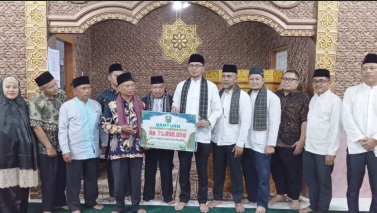 Ketua DPRD Kabupaten Solok Ivoni Munir, Pimpin Tim III Safari Ramadhan 1446 H 1 KUNJUNGI—Tim III Safari Ramadhan Kabupaten Solok dipimpin langsung Ketua DPRD Kabupaten Solok, Ivoni Munir, mengunjungi Masjid Darussalam, Jorong Bawah Duku, Nagari Koto baru,