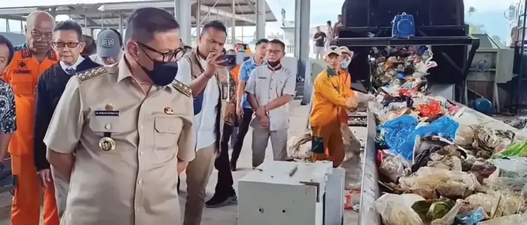 Wali Kota Tinjau Uji Coba TPST Termal, Ramlan: Vendor harus Maksimalkan Kerja Mesin, Kota Bukittinggi Hasilkan 100 hingga 120 ton Sampah Per Hari 1 MESIN PENGOLAHAN SAMPAH— Wali Kota Bukittinggi, Ramlan Nurmaias, tinjau pengoperasian mesin pengolahan sampah sistem pirolisis, yang berada di kawasan Kantor Lingkungan Hidup, Kamis (20/3).