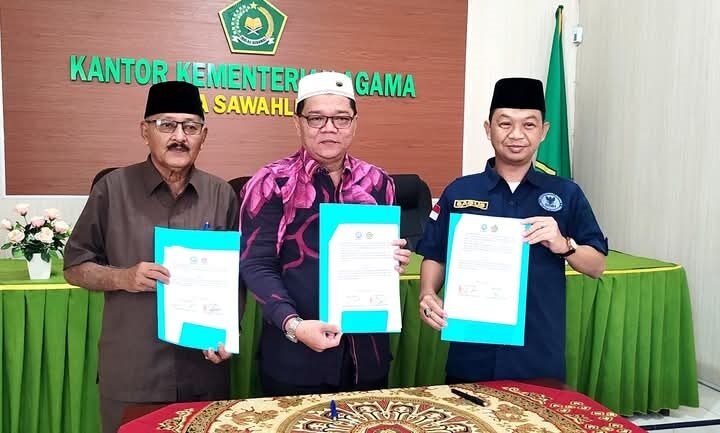 Kakemenag Teken Kerjasama dengan BNN, Cegah dan Berantas Penyalahgunaan Peredaran Narkoba 1 LIHATKAN—
Kakemenag Kota Sawahluntu dan BNN Kota Sawahlunto lihat kerjamsa usai di tandatangani secara bersama.