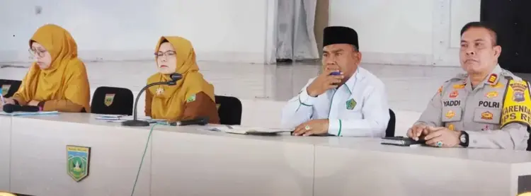 Pemko Gelar Shalat Idul Fitri 1446 Hdi Lapangan Bancalaweh 1 ARAHAN— Plt Asisten I Setdako Nofiyanti dan Kepala Kantor Kementerian Agama, Mukhlis M memimpin rapat persiapan Hari Raya Idu Fitri 1446 Hijriah, di Hall Lantai III Balai Kota, Senin (24/3) yang dihadiri berbagai instansi terkait serta perwakilan organisasi keagamaan.