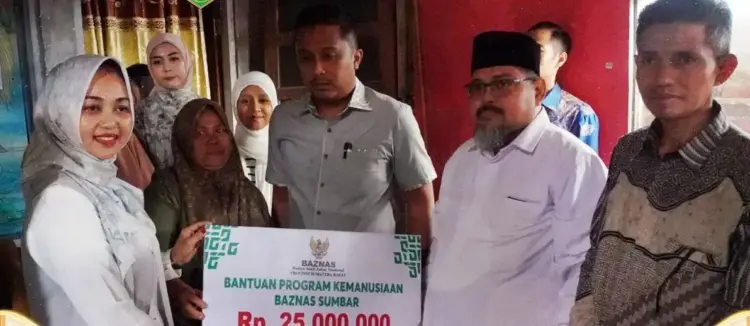 Sambangi Warga Gumala, Wagub Vasco Serahkan Bantuan Bedah Rumah Rp25 Juta 1 SERAHKAN BANTUAN—Wagub Vasco Ruseimy serahkan bantuan dana hibah Bedah Rumah Tidak Layak Huni dari dari Baznas Sumbar sebesar Rp25 juta kepada Martias, warga Kelurahan Guguk Malintang.