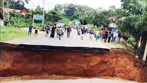 Jalinsum yang Hubungkan Jambi - Sumbar Bisa Dilalui Minggu Ini 1 JALAN PUTUS— Lokasi terputusnya jalan nasional tersebut berada di kawasan Dusun Sirih Sekapur, Kecamatan Jujuhan, Kabupaten Bungo, Jambi.