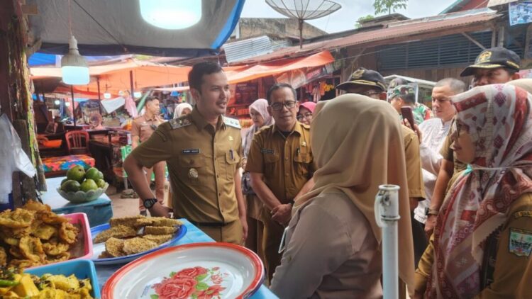 Hasil Pemeriksaan BBPOM di Padangpariaman, Takjil yang Dikonsumsi Masyarakat Aman 1 TINJAU PASAR PABUKOAN— Wakil Bupati Padangpariaman Rahmat HIdayat saat meninjau penjual takjil di kawasan pasar pabukoan.