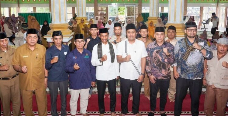 SAMBUT—Wakil Bupati Solok Selatan H. Yulian Efi saat menyambut kedatangan Tim II Safari Ramadhan Provinsi Sumatera Barat yang dipimpin oleh Wakil Gubernur Vasco Ruseimy.