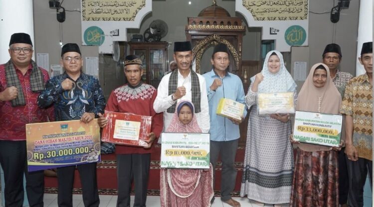 Sambangi 26 Rumah Ibadah, Safari Ramadhan 1446 H Solsel Usai 1 KUNJUNGAN—Safari Ramadhan tahun ini ditutup oleh kunjungan tim yang dipimpin oleh Wakil Bupati Solok Selatan H. Yulian Efi di Masjid Al Mukhlisin Jorong Mudiak Lawe Barat Nagari Sako Utara Pasia Talang Kecamatan Sungai Pagu, Senin (17/3).