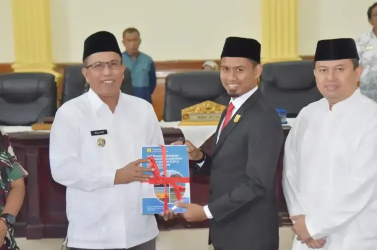 SERAHKAN LKPj— Wakil  Wali Kota  pariaman Mulyadi serahkan bahan LKPJ kepada Ketua DPRD Ketua Pariaman