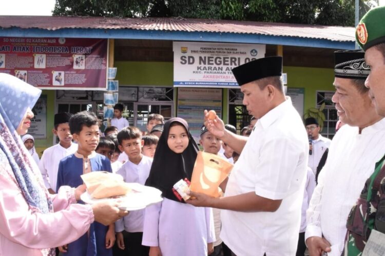 TINJAU—Wakil Wali Kota Pariaman  Mulyadi saat meninjau MBG di SDN 02 Karan Aur dan SMAN 1 Pariaman.