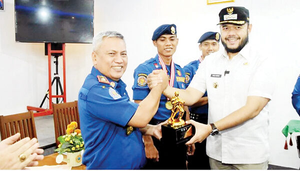 Juara di Ajang NFSC 2025, Fadly Amran Berikan Reward Damkar Padang 1 SERAHKAN REWARD— Wali Kota Padang Fadly Amran menyerahkan reward kepada Tim Damkar Padang yang sukses meraih juara I di ajang National Firefighter Skill Competition (NFSC) Tahun 2025.