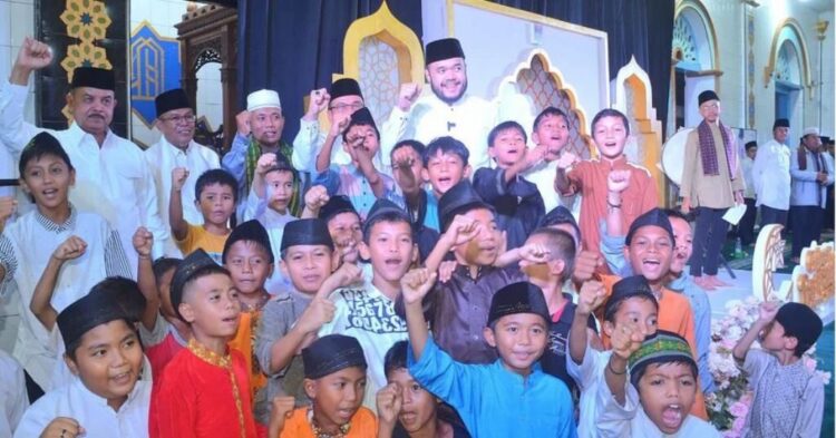 Wako Fadly Amran Resmikan Gebyar Ramadhan 2025 1 GEBYAR RAMADHAN 2025— Wali Kota Padang Fadly Amran berfoto bersama dengan peserta Pesantren Ramadhan usai membuka secara resmi Gebyar Ramadhan 1446 H, di Masjid Raya Ganting, Senin (17/3) malam.