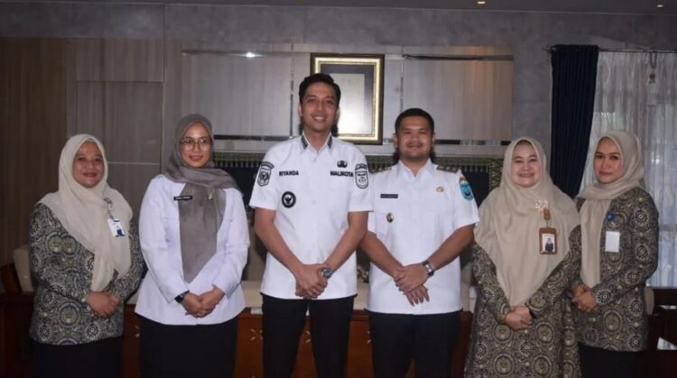 Wali Kota Sawahlunto Gandeng BPJS Kesehatan, Selesaikan Persoalan Masyarakat yang Menunggak Iuran 1 BERSAMA— Wali Kota Sawahlunto Riyanda Putra dan Wakil Wali Kota Jeffry Hibatullah bersama pimpinan BPJS Kesehatan Solok Neri Eka Putri dalam audiensi membahas persoalan tunggakan iuran masyarakat