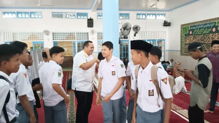 Usai Shalat Dzuhur, Wali Kota Yota Balad Berkeliling Masjid dan Mushalla 1 SALAMAN—Wali Kota Pariaman Yota Balad saat kunjungi pesantren Ramadhan bersalaman dengan siswa siswi SMA dan SMK