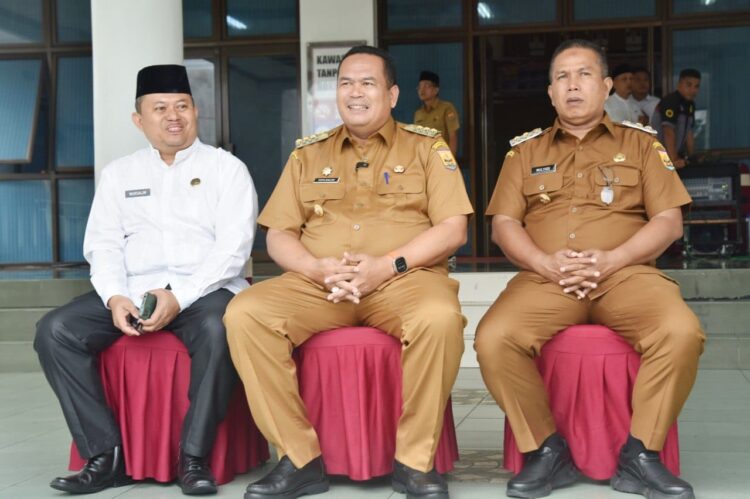 Perdana, Yota Balad Pimpin Apel Gabungan ASN Pemko Pariaman 1 APEL GABUNGAN— Wali Kota Pariaman terpilih Yota Balad bersama Wawako Mulyadi usai menjadi pembina apel gabungan Aparatur Sipil Negara (ASN) di lingkungan pemerintahan Kota Pariaman.