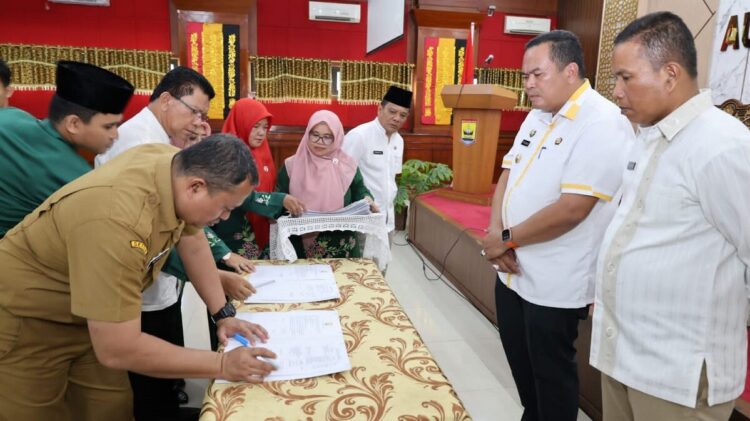 TANDATANGAN—Walikota Yota Balad dan Wakil  Walikota Mulyadi  saat tanda tangani kerja dengan OPD di lingkungannya