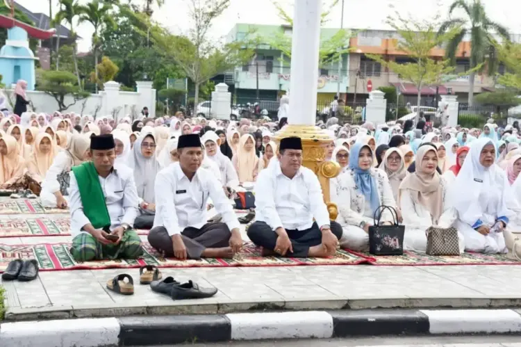 Pembelajaran Bulan Ramadhan 1446 / 2025 Masehi, Membentuk Karakter Generasi Muda Yang Berakhlak Mulia 1 TABLIQ AKBAR—Wali Kota Pariaman Yota Balad dan Wawako Mulyadi ikuti Tabliq Akbar.