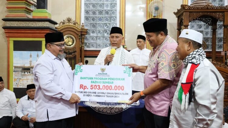 Salurkan Program Pendidikan Baznas Sumbar, Wako Yota Balad Sambut TSR Sumbar 1 TERIMA BANTUAN— Wali Kota Pariaman Yoita Balad saat menerima bantuan hibah saat kunjungan Tim Safari Ramadhan Provinsi Sumbar.
