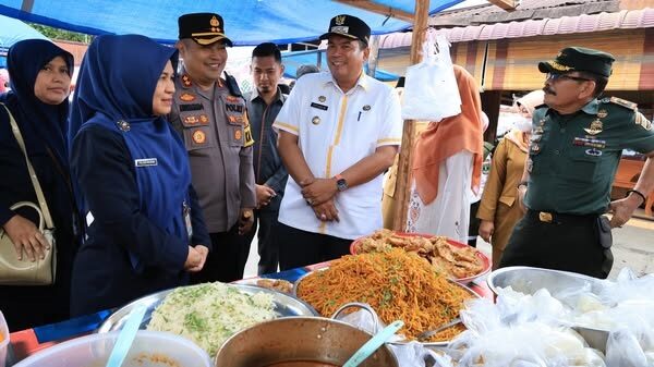 BBPOM Padang Pastikan Menu Takjil di Pariaman Layak dan Aman 1 PEMERIKSAAN— Wali Kota Pariaman Yota Balad bersama rombongan BBPOM Padang saat melakukan peninjauan makanan dan minuman yang dijual pedagang di pasar pabukoan Ramadhan.
