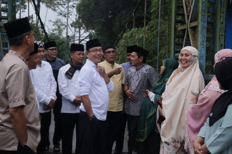 Warga Sungai Durian Curhat Subuh Kepada Wali Kota 1 CURHAT SUBUH— Masyarakat Sungai Durian curhat kepada wali kota terkait berbagai persoalan yang ada di daerah itu.