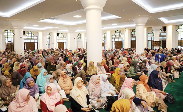 Wirid Gabungan di Masjid Agung Nurul Iman, ASN Diajak Tingkatkan Pelayanan dan Sosialisasi Progul 1 WIRID GABUNGAN ASN— ASN Pemko Padang mengikuti kegiatan wirid gabungan di Masjid Agung Nurul Iman, Jumat (7/3). Wirid gabungan juga dihadiri Wawako Padang Maigus Nasir, Sekda Andree Algamar.