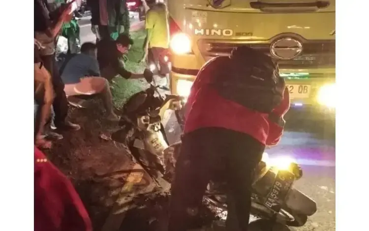 Terlindas Truk, 2 Pelajar Tewas di Tempat 1 TEWAS TERLINDAS— Dua pelajar yang mengendarai sepeda motor tewas tergilas truk di terjadi di Jalan Raya Indarung, tepatnya di depan PT Defni, Kelurahan Banda Buek, Kecamatan Lubuk Kilangan.