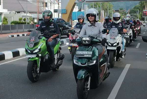 Honda Hayati Bersama AHSB Jalin Silaturahmi di Ramadhan Bikers Honda 1 RAMADHAN BIKERS HONDA— PT HPM selaku Main Dealer Sepeda Motor di wilayah Sumbar mengadakan Ramadhan Bikers Honda, Minggu (16/3). Kegiatan tersebut diikuti sebanyak lebih kurang 120 peserta yang terdiri dari komunitas Honda yang tergabung dalam AHSB, media regional, influencer, blogger.