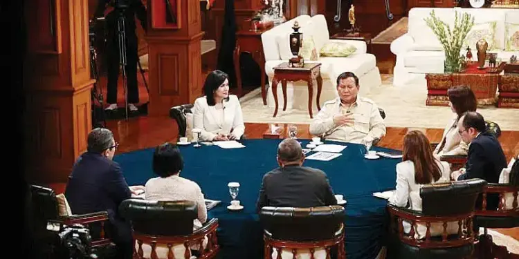 Rangkul Pers, Prabowo Terbuka Terhadap Saran dan Kritik 1 WAWANARA— Presiden Prabowo saat diwawancarai sejumlah jurnalis senior
di kediamannya.
