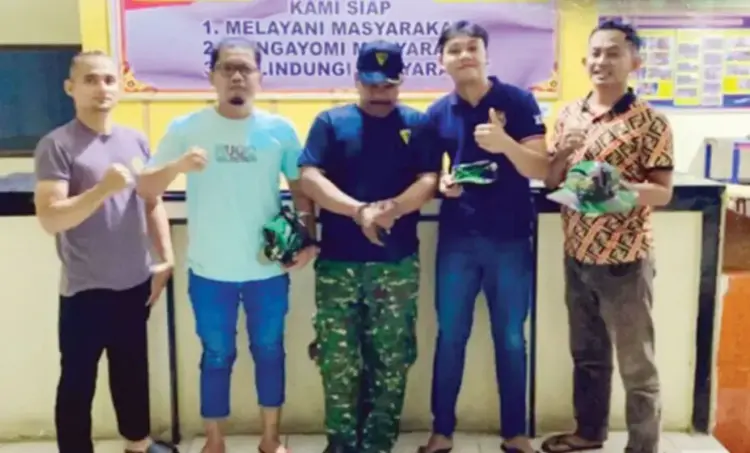 Parah! Tentara Gadungan Peras Sopir Truk, Minta Rp 2 Juta untuk Ganti Kaca Mobil Pecah, Pelaku Atribut Polisi Militer, Korbannya 6 Orang 1 PERAS SOPIR TRUK—Pelaku RA (50) yang menjadi tentara gadungan diamankan jajaran
Polsek Pangkalan atas kasus pemerasan terhadap sopir truk.