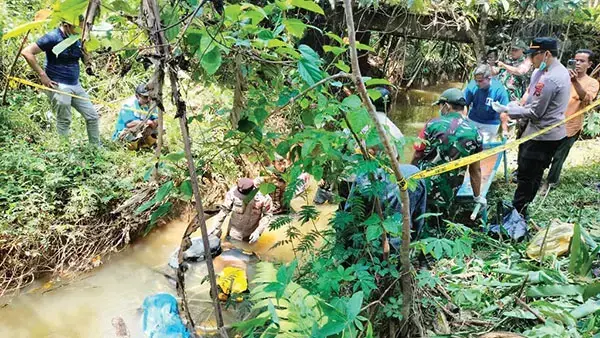 WNA asal Norwegia Ditemukan Tewas Mengambang, Diduga Jatuh ke Sungai saat Bersepeda, Ada Bekas Patukan Ular di Dekat Telinga 1 TEWAS— Polisi melakukan olah TKP penemuan WNA asal Norwegia yang tewas mengambang di sungai di Nagari Pangkalan, Kabupaten Limapuluh Kota.