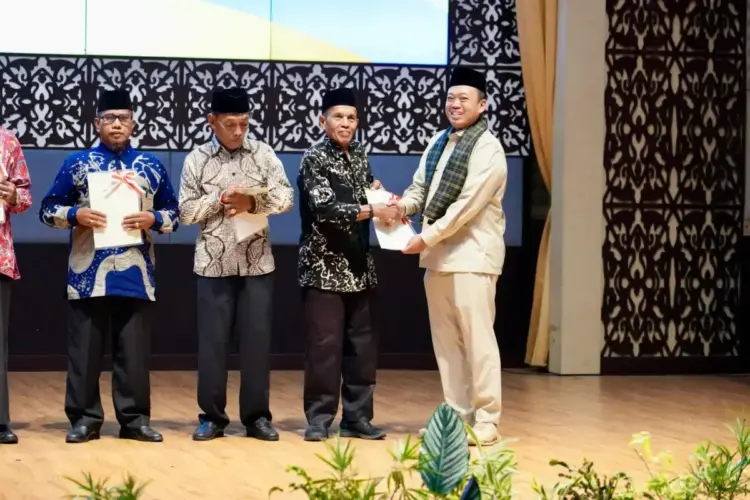 Beri Kepastian Hukum, Menteri ATR/BPN Nusron Wahid Dorong Sertifikatkan Tanah Ulayat di Sumbar 1 Menteri ATR/BPN, Nusron Wahid saat kegiatan Sosialisasi Pengadministrasian dan Pendaftaran Tanah Ulayat di Provinsi Sunar, Senin (28/4) di Auditorium UNP. Foto: Dokumentasi Kanwil ATR/BPN Sumbar