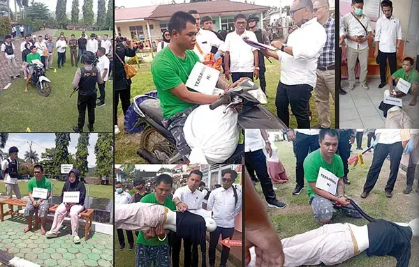 74 Adegan dalam Rekonstruksi Pembunuhan Siswi MTsN, Cinta Dicekik Noval sampai Tewas, lalu Disetubuhi 1 REKONSTRUKSI— Dua tersangka kasus pembunuhan dan pemerkosaan siswi MTsN, Cinta Novita Saris saat rekonstruksi.