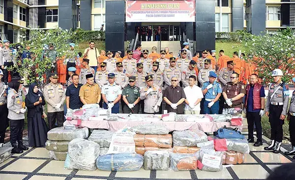 Selama 4 Bulan, Polda Sumbar Tangkap 499 Pelaku Narkoba, Sita 7,06 Kg Sabu, 199,34 Kg Ganja dan 1.584 Butir Ekstasi 1 KONFERENSI PERS— Kapolda Sumbar Irjen Pol Gatot Tri Suryanta bersama Forkopimda Sumbar saat konfrensi pers hasil tangkapan pelaku penyalahgunaa narkotika selama empat bulan.