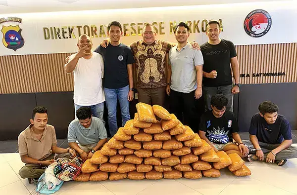 GANJA— Empat pelaku 
berikut dengan 47 Kg ganja diamankan jajaran Ditresnarkoba Polda Sumbar.