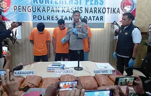 3 Pengedar Digulung, 13 Kg Ganja Disita 1 NARKOBA— Kapolres Tanahdatar AKBP Nur Ichsan Dwi Septiyanto didampingi Kasatresnarkoba AKP Muhammad Arvi saat sesi jumpa pers dengan menghadirkan ketiga tersangka.
