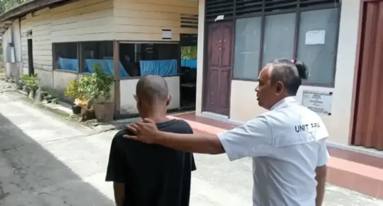 2 Tahun jadi Buronan, Pencabul Gadis Remaja Diciduk saat Mudik Lebaran 1 CABUL— Pelaku DN yang melakukan pencabulan terhadap anak di bawah umur digiring ke Mapolres Pariaman.