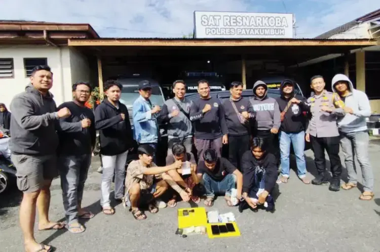 Sindikat PengedarNarkoba Lintas Provinsi Ditangkap, 25 Gram Sabu Disita, Dibawa dari Pekanbaru 1 PENGEDAR— Empat pengedar sabu ditangkap jajaran Satresnarkoba Polres Payakumbuh.