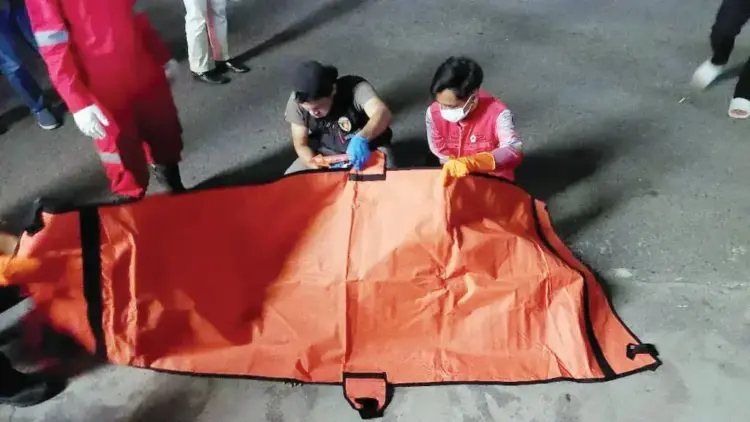 OLAH TKP— Polisi melakukan olah TKP penemuan mayat pemuda asal Sumsel di pinggir jalan Aur Kuning, Kelurahan Tarok Dipo, Bukittinggi.